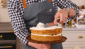 put the cream on the apple mortage cake